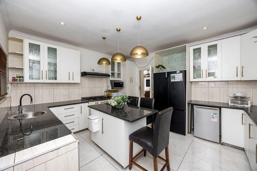 10 Bedroom Property for Sale in Milnerton Western Cape